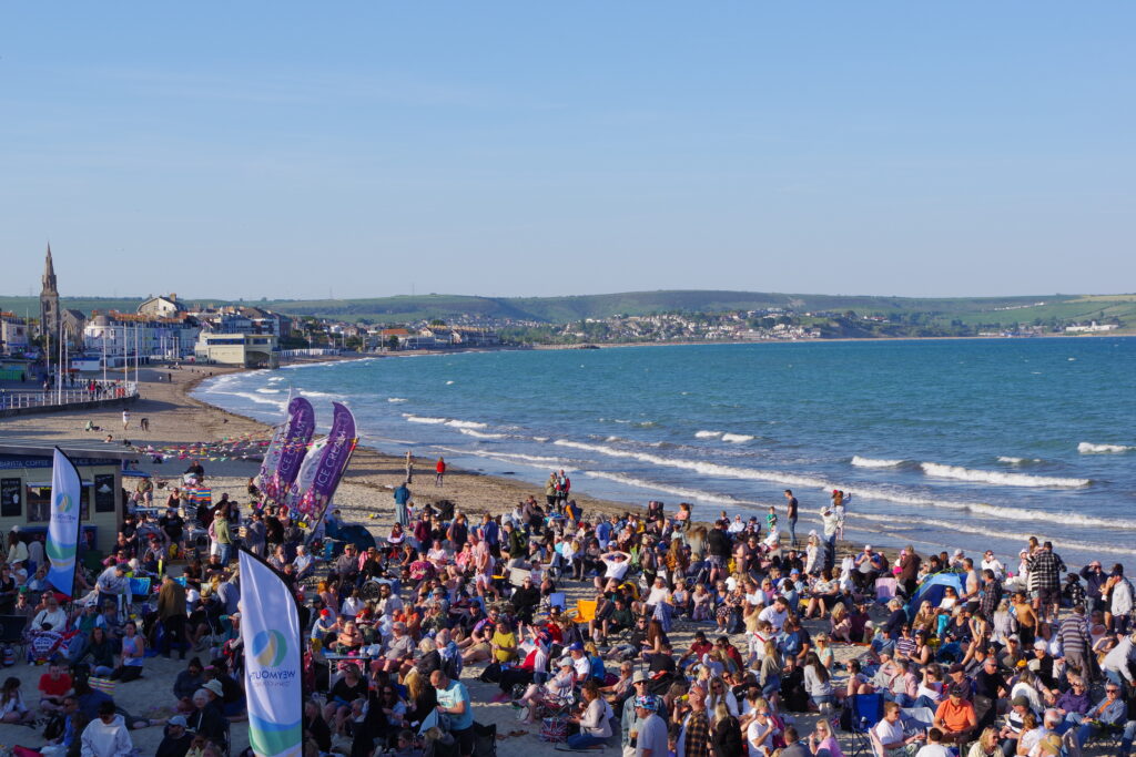 Crowd attending the beach concert.