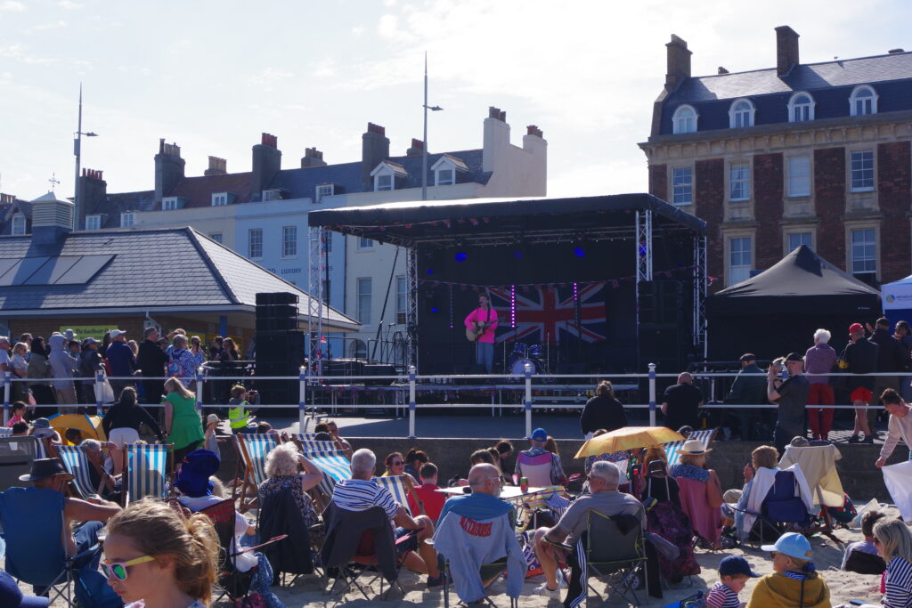 Crowd on the beach watching Lewis Snarey.